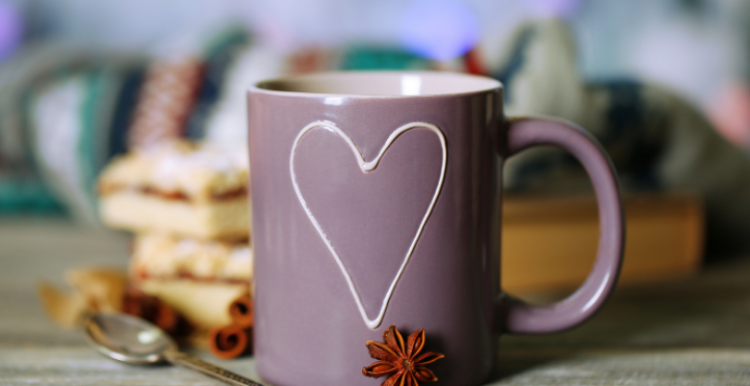 A cosy mug with biscuits