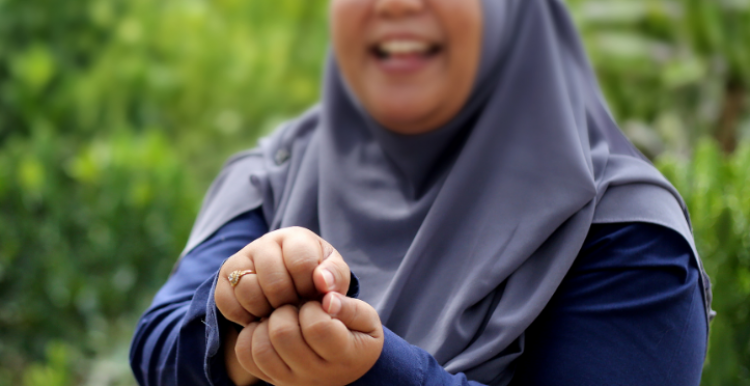 woman in headscarf uses BSL