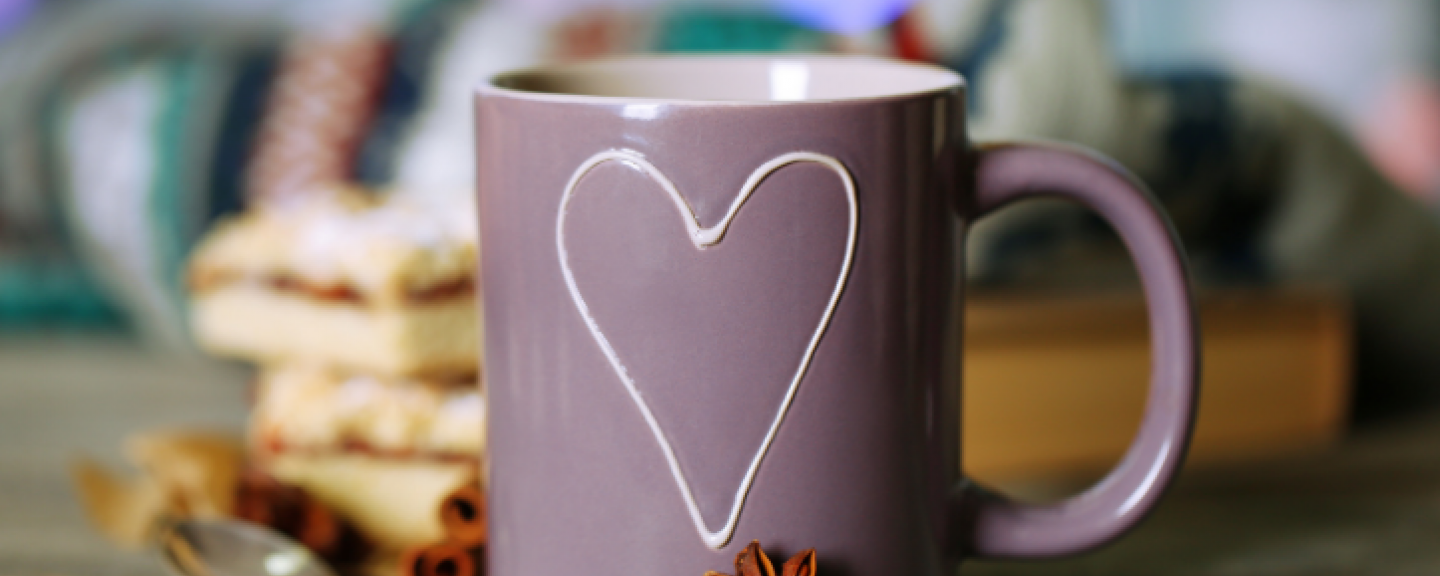 A cosy mug with biscuits